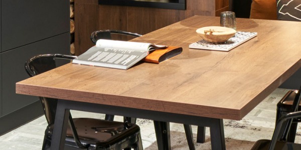 Table en verre versus table en bois : Que choisir pour votre salle à manger ?